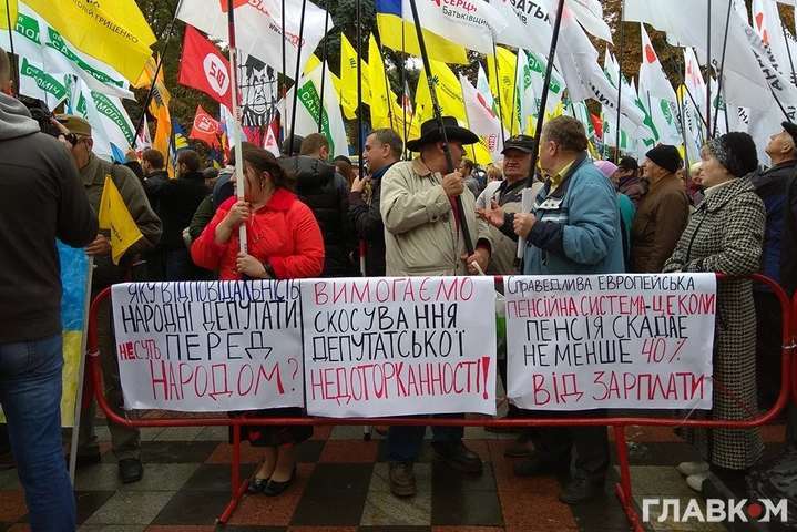 В Кремле заявили, что наблюдают за протестами в Киеве