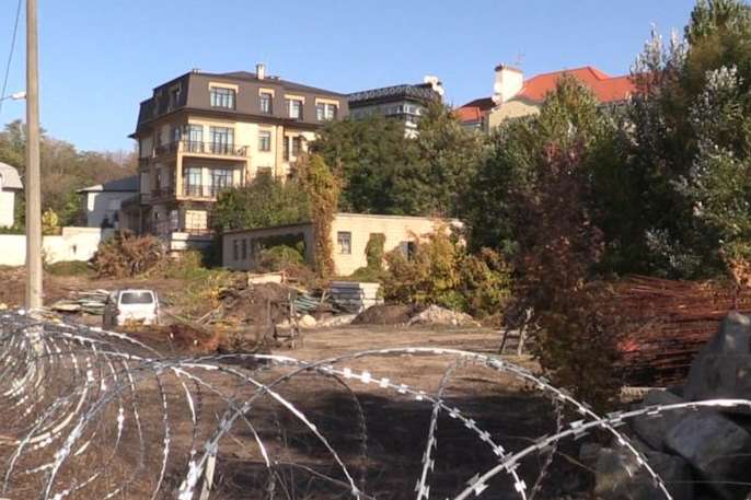 ЗМІ: ділянку Порошенка у столиці огородили колючим дротом