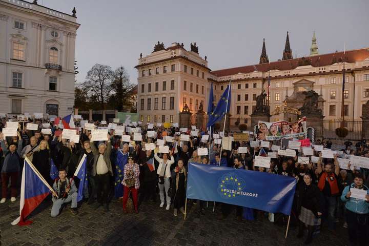 Чехи вышли на проукраинскую акцию против президента Земана