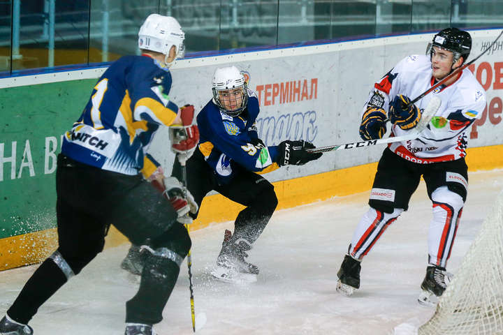 «Вовки» здобули свою першу перемогу в Українській хокейній лізі