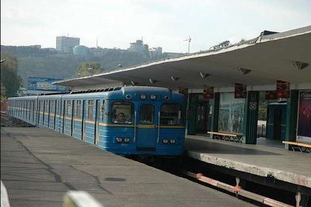 На станції метро «Гідропарк» у Києві під поїзд потрапила людина