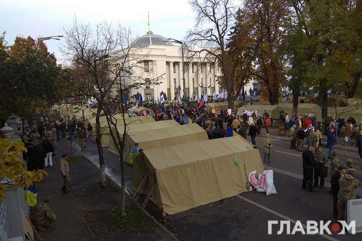 Протесты под Радой: полиция требует убрать палатки с дороги