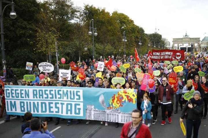 У Берліні тисячі людей протестували проти «ненависті та расизму у парламенті» 