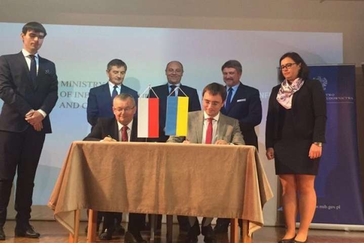 Україна та Польща підписали меморандум про будівництво автомагістралі через Карпати