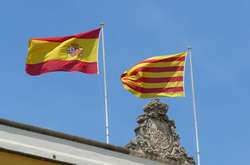 Прапори Іспанії та Каталонії
