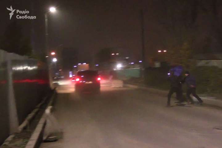 Журналісти «Схем» оприлюднили відео, як їх били охоронці Медведчука біля аеропорту «Київ»