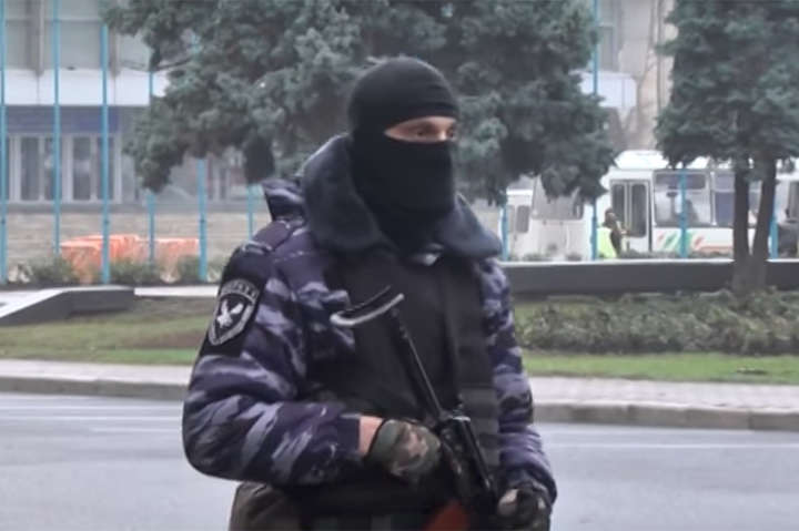 Бойовики в масках з нашивками «Беркут» оточили центр Луганська