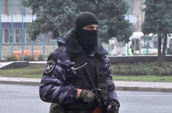 Бойовики в масках з нашивками «Беркут» оточили центр Луганська
