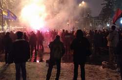 Біля Адміністрації президента люди з прапорами ОУН запалили фаєри та димові шашки 