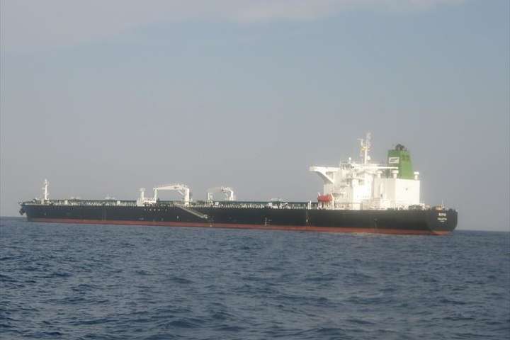 Поблизу Японії затонув танкер, вщерть заповнений нафтою