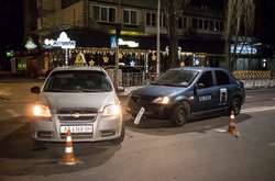 На Русанівці два таксиста зіткнулися на пустій дорозі
