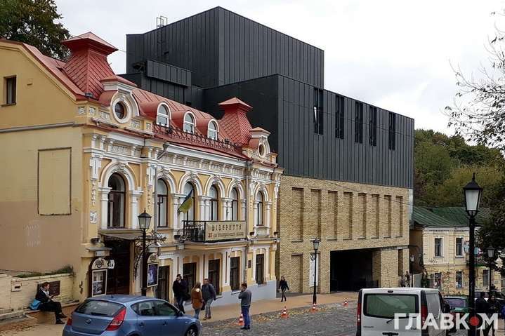 Розкрито страшну таємницю: реконструкція Театру на Подолі почалась з трупа американця
