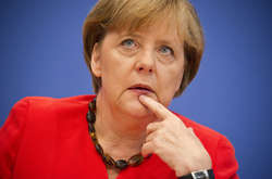 Настали тривожні часи: Меркель прокоментувала обвал на світових біржах