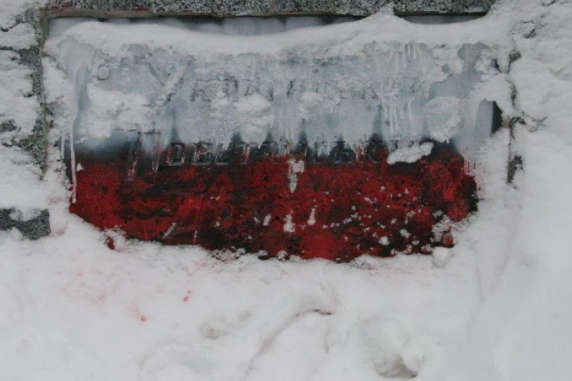 У Харкові невідомі замалювали пам'ятник УПА кольорами польського прапора