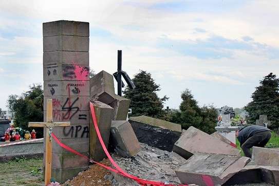 Київ закликає Польщу відновити українські пам'ятники 