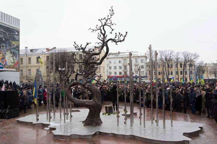 Покручена вишня, як символ України. У Вінниці відкрили пам'ятник загиблим майданівцям