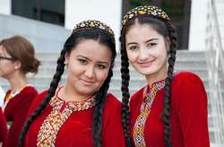 Туркменським жінкам заборонили фарбувати волосся