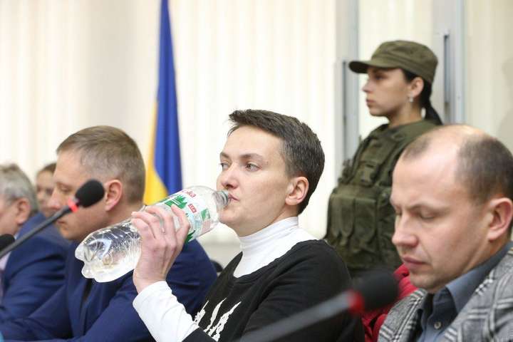Суд заборонив силою брати слину у Савченко 