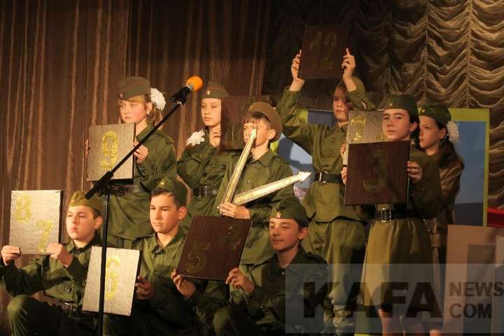 Нова серія «побєдобєсія». Кримських дітей масово переодягли у радянський військовий одяг
