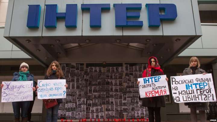 Активісти блокують «Інтер» із закликом «стати українським»