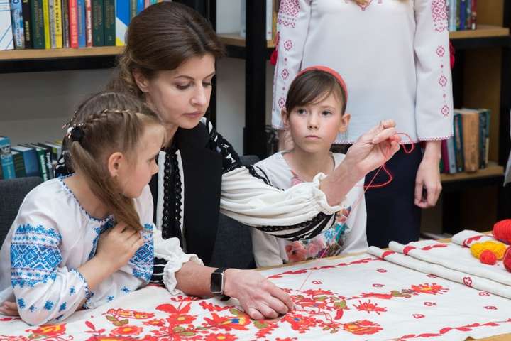 Як Марина Порошенко з школярами вишивала рушник «Сонячна Одещина». Фотогалерея