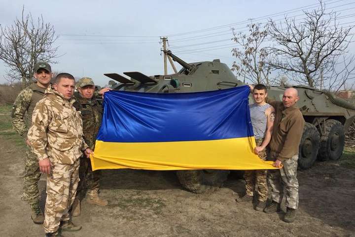 На вінницькій телевежі встановили прапор України, який привезли з передової