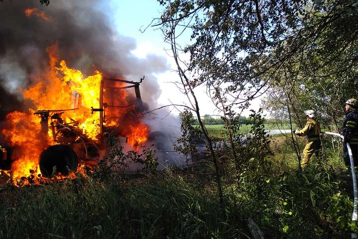 На Київщині у полі загорівся трактор (фото)
