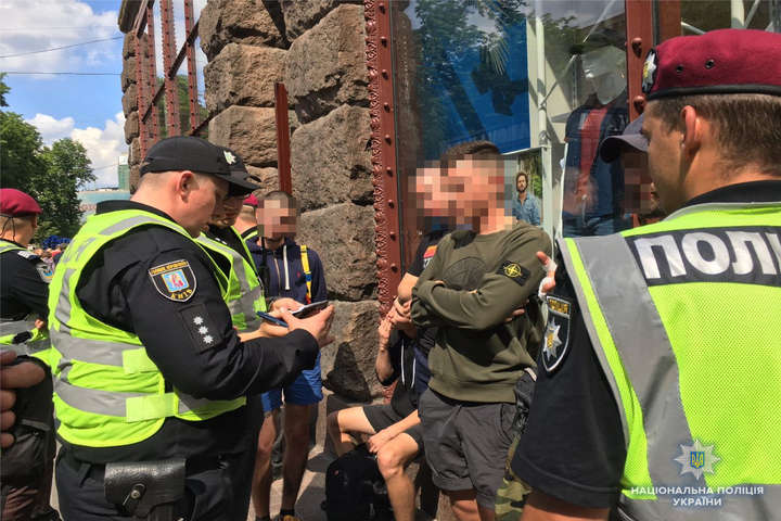 У центрі Києва затримано молодиків із піротехнікою та масками (фото)