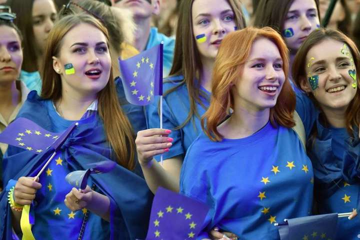 Рік безвізовому режиму України і ЄС: зміни у паперах і у свідомості