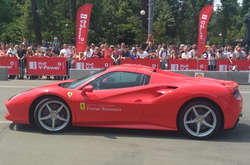 Дрифт від гонщика Формули-1. У Києві відбулося шоу від Ferrari. Фотогалерея і відео
