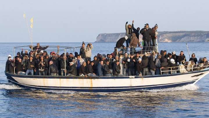Італійським рятувальникам заборонили допомагати кораблям з біженцями