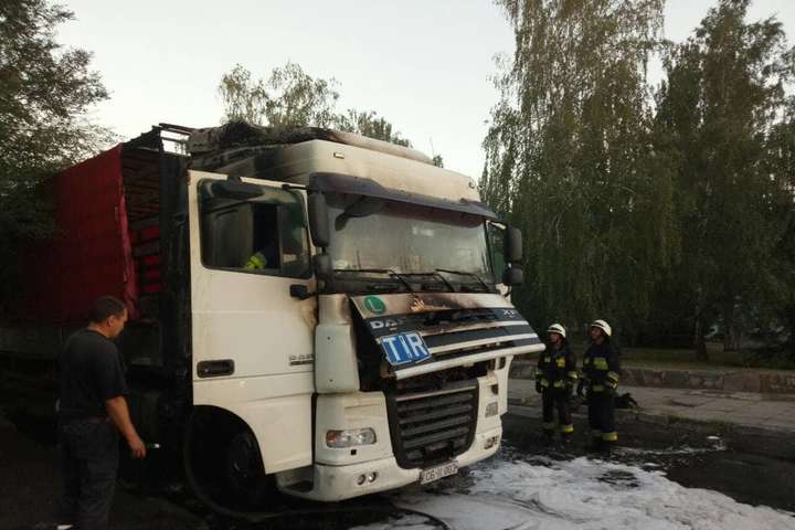 У Дніпрі на ходу загорілася вантажівка з нетверезим водієм