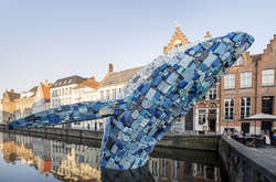 В Бельгії з’явився кит, зроблений зі сміття з Тихого океану