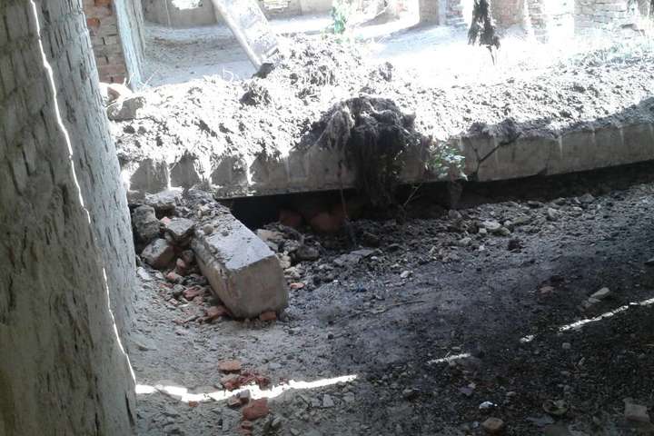 У Ніжині бетонна плита вбила трьох дітей