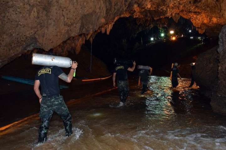 Із затопленої печери в Таїланді врятували всіх дітей та їх тренера