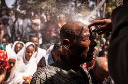 Як виглядає масовий обряд екзорцизму в Ефіопії. Фотогалерея