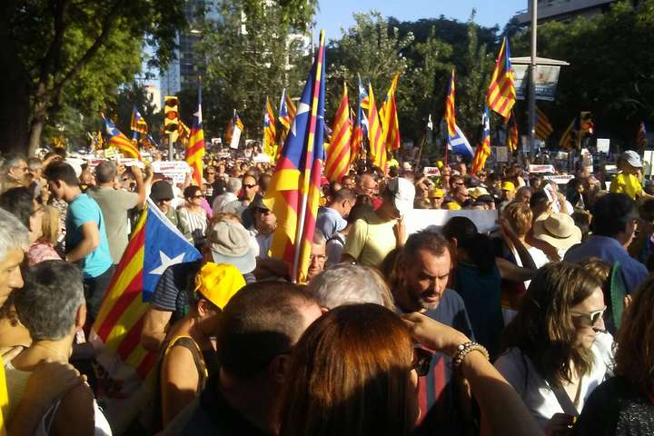 У Барселоні тисячі людей вимагали звільнення сепаратистських лідерів