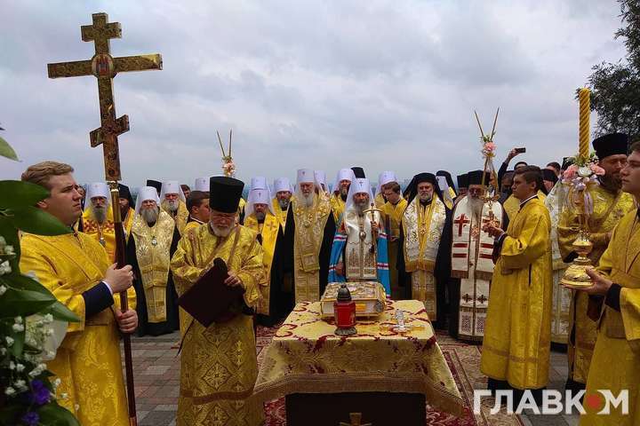 На Володимирській гірці молебень попів московської церкви (фото, відео)