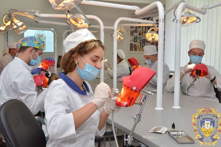 Вступна кампанія: Топ-10 спеціальностей за прохідними балами очолила стоматологія 