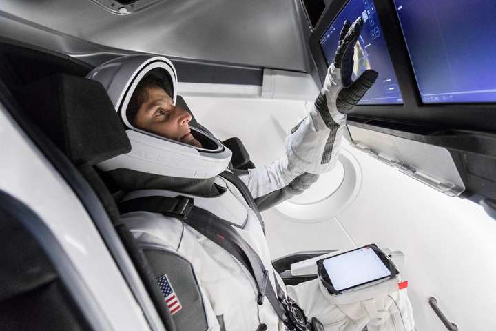  ���� ��� ���� dragon nasa crew ������ �������� 