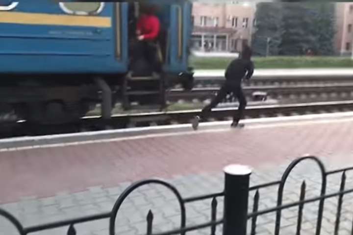 На Черкащині жінка затримала поїзд на півгодини, але на нього так і не потрапила