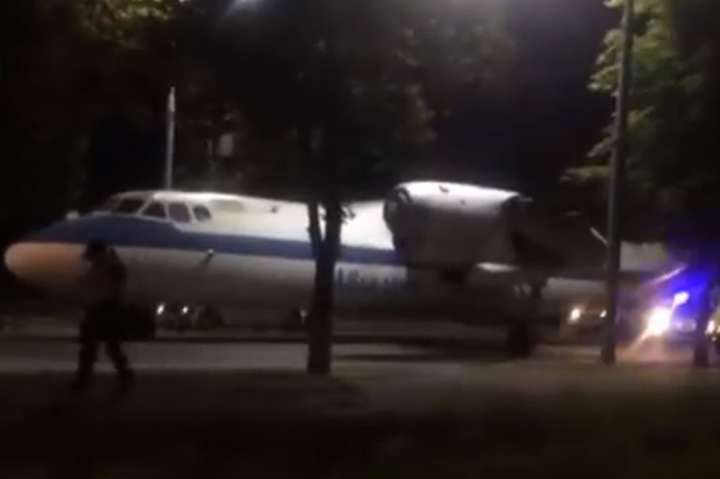 Як Києвом літак возили: відео