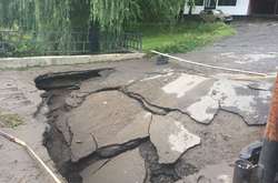 Потужна злива зруйнувала міст на Закарпатті: фото