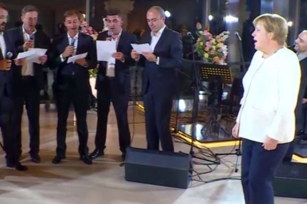 Меркель заспівала свою улюблену пісню з грузинським хором 