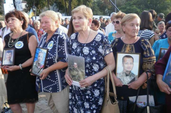 «Час не лікує»: у Києві матері вшанували загиблих в Іловайському котлі синів