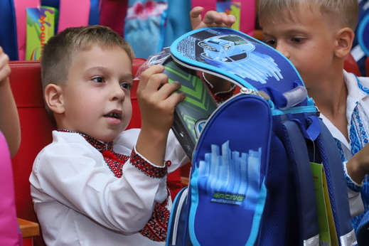 В Одесі першокласники пільгових категорій отримали подарунки до нового навчального року