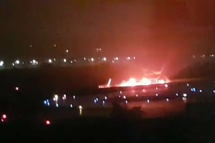 В Росії загорівся літак під час посадки: є постраждалі