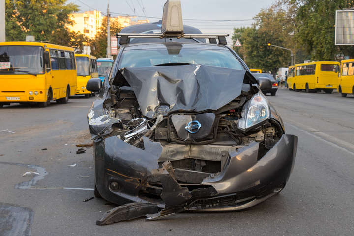 У Києві автомобіль Uber протаранив маршрутку