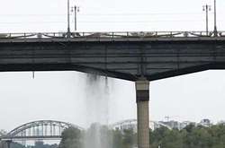 Міст Патона у Києві перетворився на гігантський водоспад (відео)