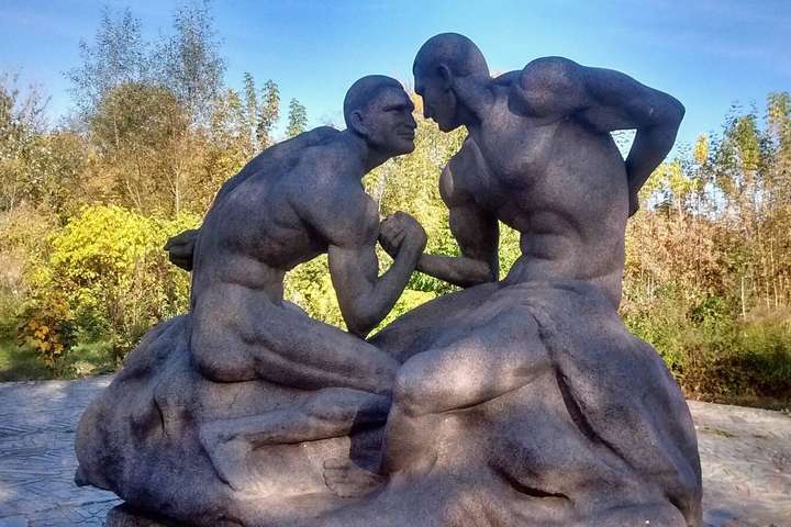 У соцмережах висміяли скульптуру Кличків, яку поставили на Житомирщині